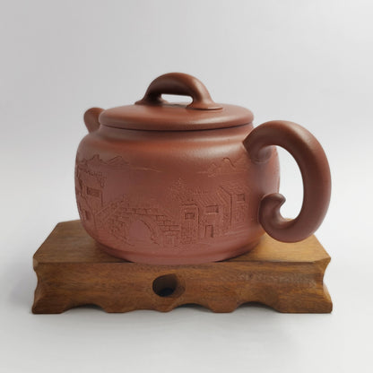 Master Yin Jiaji handcrafted the Red Pilong and carved misty rain in the south of the Yangtze River.