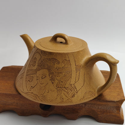 Master Yin Jiaji handcrafted the gold-segment column ladle teapot.