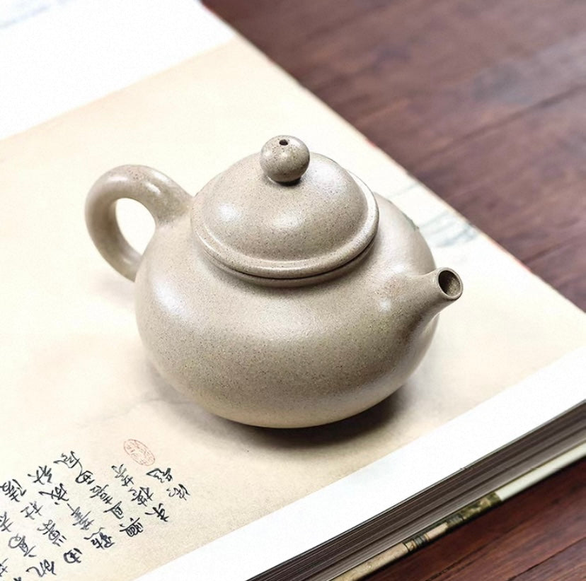 The teapot of Zisha teapot section is mud-filled and elegant.