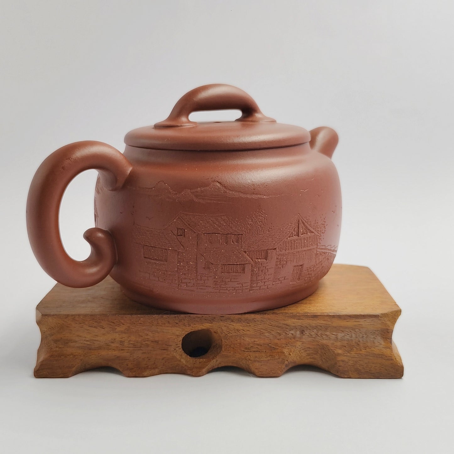 Master Yin Jiaji handcrafted the Red Pilong and carved misty rain in the south of the Yangtze River.