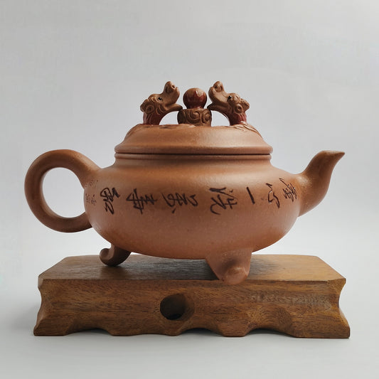 Master Yin Jiaji handcrafted the Pearl Teapot of Shuanglong Opera in Huangjianpo.