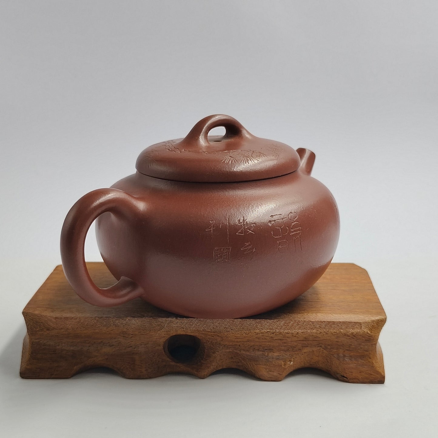Master Yin Jiaji hand-made carved pine teapot in red skin dragon persimmon garden.