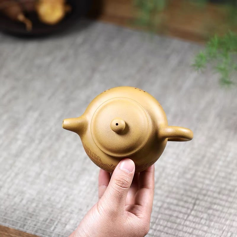 Hand-carved clay pots in Yixing zishahu original ore section