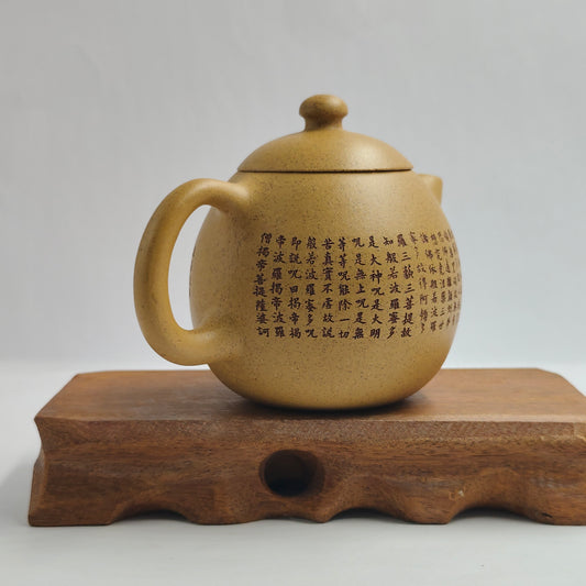 Master Xiang Jian handcrafted the yellow clay carving dragon egg teapot.