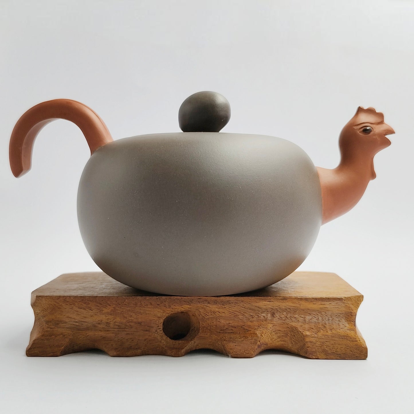 Master Yin Jiaji handcrafted the purple mud teapot for the Year of the Rooster.