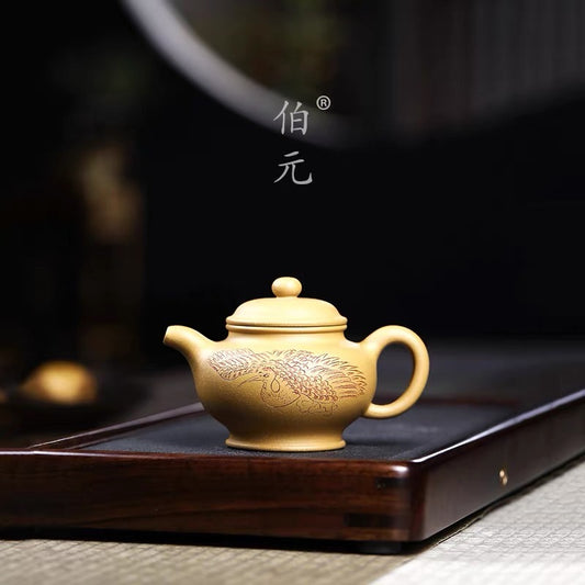 Hand-carved clay pots in Yixing zishahu original ore section