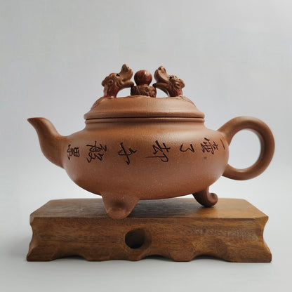 Master Yin Jiaji handcrafted the Pearl Teapot of Shuanglong Opera in Huangjianpo.