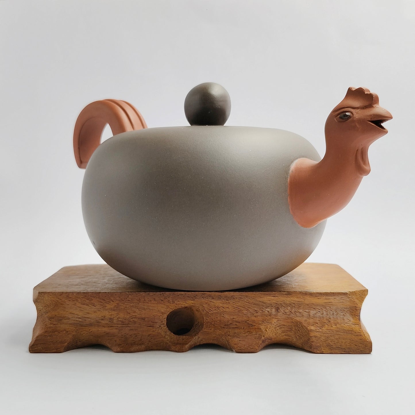 Master Yin Jiaji handcrafted the purple mud teapot for the Year of the Rooster.
