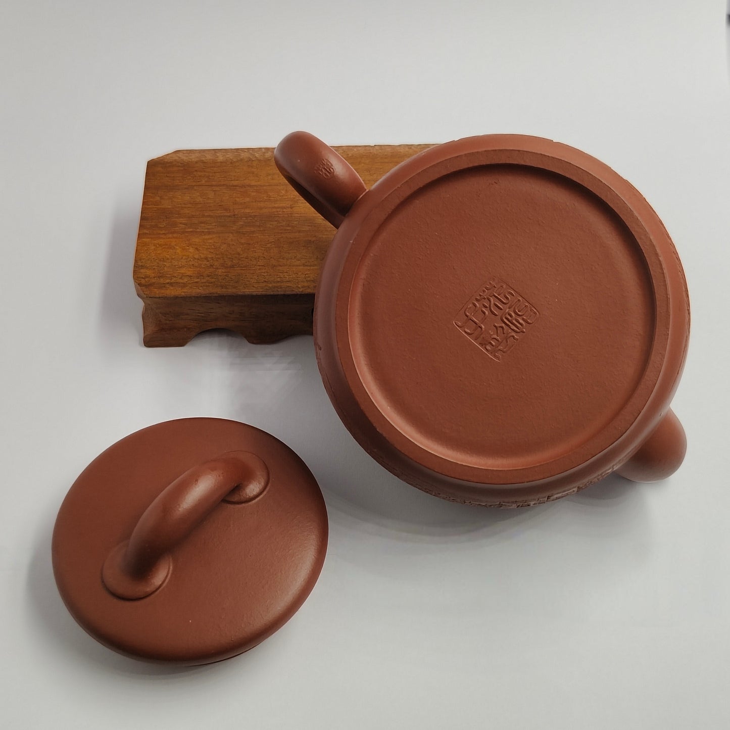 Master Yin Jiaji handcrafted the Red Pilong and carved misty rain in the south of the Yangtze River.