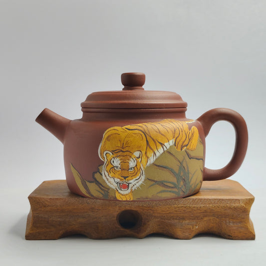 Master Yin Jiaji handcrafted the red leather dragon painted DeZhong teapot.